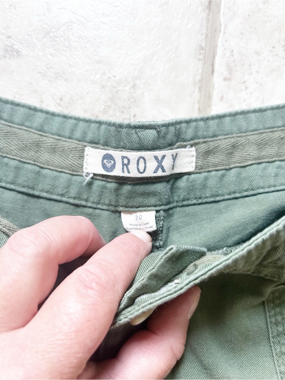 Roxy Army Green Roll-Cuff Utility Shorts Lightweight Size 30 - Picture 3 of 6